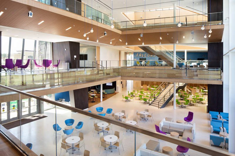 Dossier de presse | 2353-05 - Communiqué de presse | The L. Gale Lemerand Student Center Transforms the Daytona State College campus - ikon.5 architects - Architecture institutionnelle - Multi-level student commons with cantilevered amphitheater seating - Crédit photo : Joni Hofmann