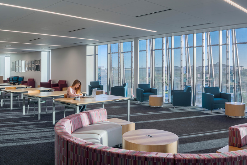 Dossier de presse | 2353-05 - Communiqué de presse | The L. Gale Lemerand Student Center Transforms the Daytona State College campus - ikon.5 architects - Architecture institutionnelle - Writing center classroom looking through bronze solar screens beyond - Crédit photo : Brad Feinknopf