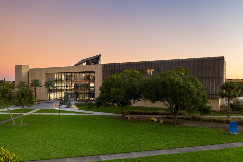 Dossier de presse | 2353-05 - Communiqué de presse | The L. Gale Lemerand Student Center Transforms the Daytona State College campus - ikon.5 architects - Architecture institutionnelle - Overall campus quad façade - Crédit photo : Brad Feinknopf
