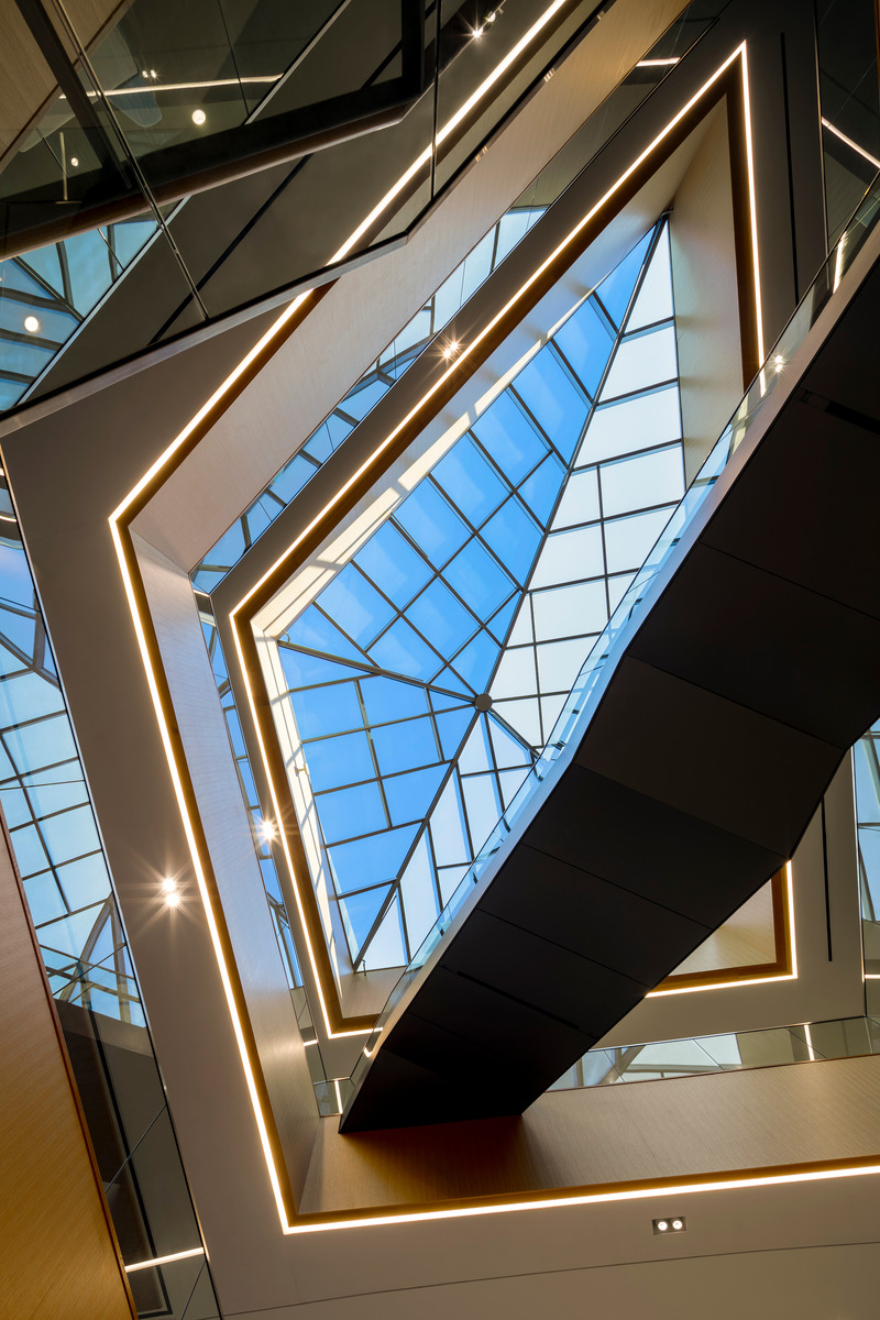 Dossier de presse | 2353-05 - Communiqué de presse | The L. Gale Lemerand Student Center Transforms the Daytona State College campus - ikon.5 architects - Architecture institutionnelle - Skylight over grand stair - Crédit photo : Brad Feinknopf