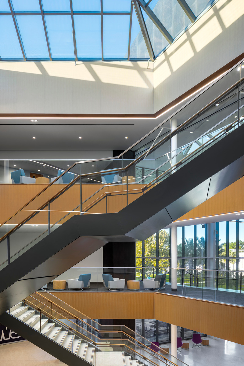 Dossier de presse | 2353-05 - Communiqué de presse | The L. Gale Lemerand Student Center Transforms the Daytona State College campus - ikon.5 architects - Architecture institutionnelle - Grand stair links all levels together spatially as a social collector - Crédit photo : Brad Feinknopf