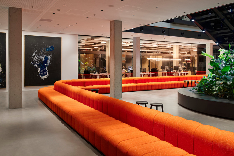 Press kit | 2360-01 - Press release | House of Communication - HENN - Commercial Interior Design - Sofa in the atrium - Photo credit:  <p class="">© Mark Seelen | Seelen⁺</p> 