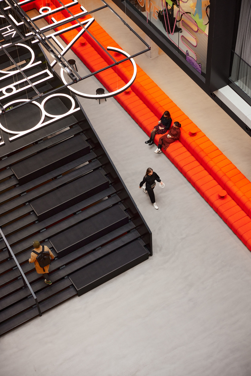 Press kit | 2360-01 - Press release | House of Communication - HENN - Commercial Interior Design - <p class="">Atrium</p> - Photo credit: <p class="">© Mark Seelen | Seelen⁺</p>