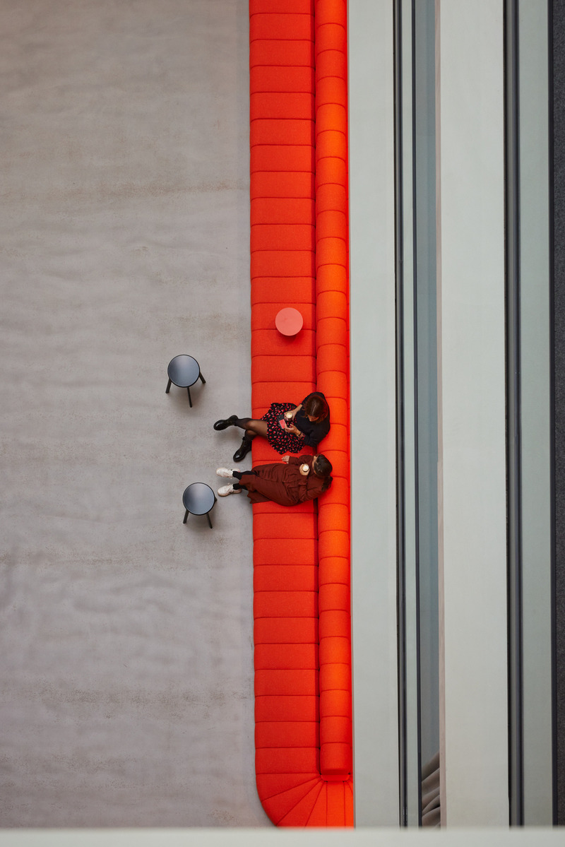 Press kit | 2360-01 - Press release | House of Communication - HENN - Commercial Interior Design - <p class="">Sofa in the atrium</p> - Photo credit: <p class="">© Mark Seelen | Seelen⁺</p>