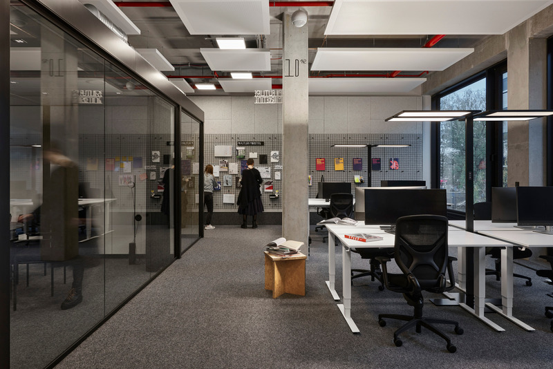 Press kit | 2360-01 - Press release | House of Communication - HENN - Commercial Interior Design - <p class="">Agency workspace, focussed work</p> - Photo credit: <p class="">© Mark Seelen | Seelen⁺</p>