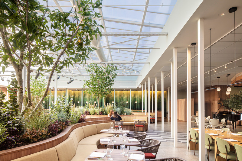 Dossier de presse | 3724-12 - Communiqué de presse | SIMULTANEO in Hotel Plaza - EL EQUIPO CREATIVO - Design d’intérieur commercial - Restaurant Area - Crédit photo : Adria Goula