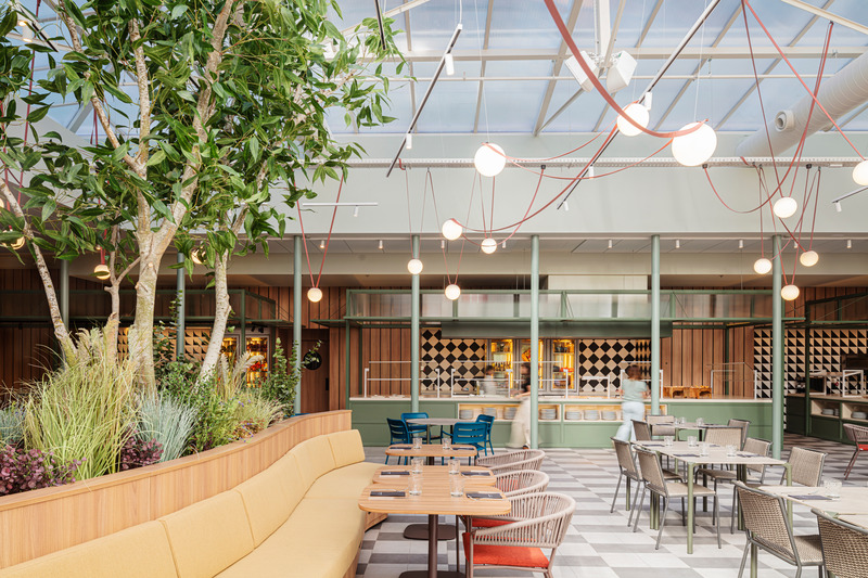 Dossier de presse | 3724-12 - Communiqué de presse | SIMULTANEO in Hotel Plaza - EL EQUIPO CREATIVO - Design d’intérieur commercial - Restaurant Area - Crédit photo : Adria Goula