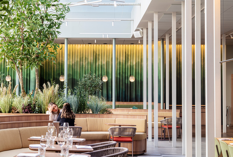 Dossier de presse | 3724-12 - Communiqué de presse | SIMULTANEO in Hotel Plaza - EL EQUIPO CREATIVO - Design d’intérieur commercial - Restaurant Area - Crédit photo : Adria GoulaAdria Goula