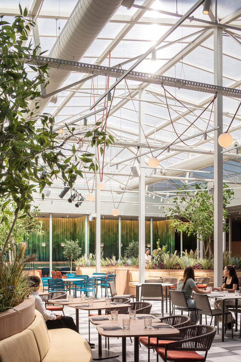Dossier de presse | 3724-12 - Communiqué de presse | SIMULTANEO in Hotel Plaza - EL EQUIPO CREATIVO - Design d’intérieur commercial - Restaurant Area - Crédit photo : Adria GoulaAdria Goula