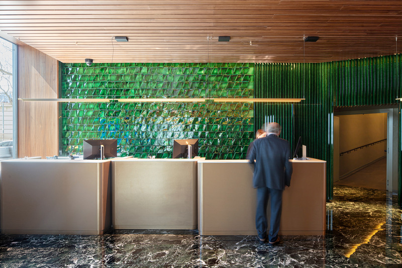 Dossier de presse | 3724-12 - Communiqué de presse | SIMULTANEO in Hotel Plaza - EL EQUIPO CREATIVO - Design d’intérieur commercial - Lobby Area - Crédit photo : Adria Goula