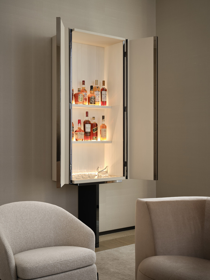 Dossier de presse | 889-07 - Communiqué de presse | Résidence Forest Hill - BURDIFILEK - Design d’intérieur résidentiel - Salon avec bar créé sur mesure par BURDIFILEK.   - Crédit photo : Doublespace