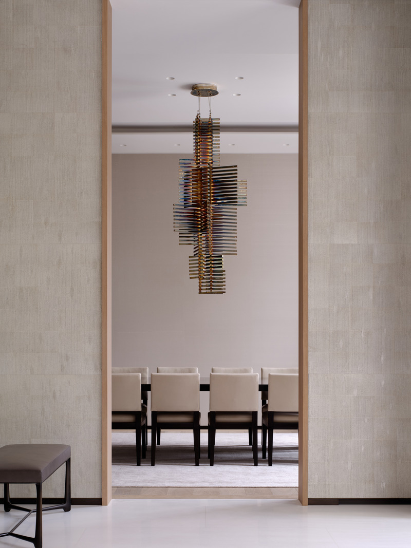 Dossier de presse | 889-07 - Communiqué de presse | Résidence Forest Hill - BURDIFILEK - Design d’intérieur résidentiel -  Vue de la salle à manger avec lustre de Vincenzo De Cotiis.  - Crédit photo : Doublespace