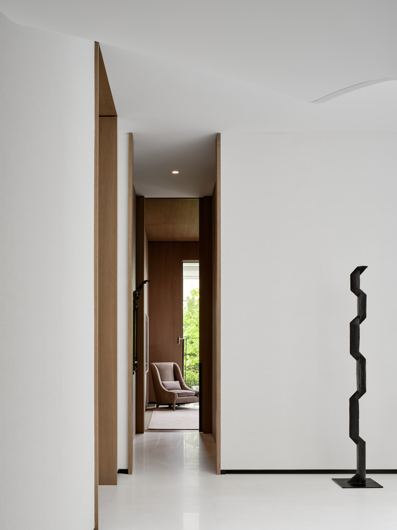 Dossier de presse | 889-07 - Communiqué de presse | Résidence Forest Hill - BURDIFILEK - Design d’intérieur résidentiel - Un aperçu de la bibliothèque avec au premier plan une sculpture en bronze de Corbin Bronze. - Crédit photo : Doublespace