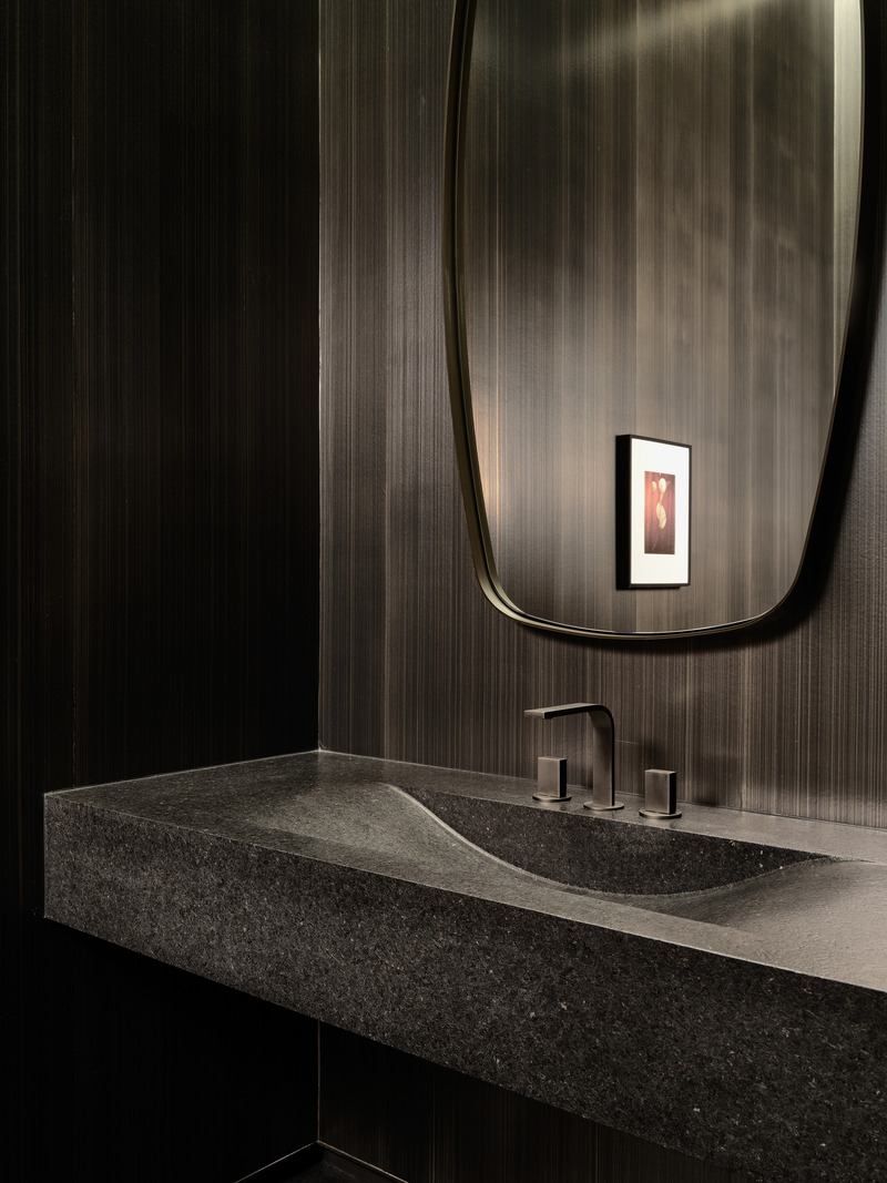 Dossier de presse | 889-07 - Communiqué de presse | Résidence Forest Hill - BURDIFILEK - Design d’intérieur résidentiel -  Salle d'eau avec vanité en pierre sculptée par BURDIFILEK.  - Crédit photo : Doublespace