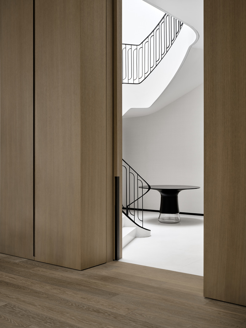Dossier de presse | 889-07 - Communiqué de presse | Résidence Forest Hill - BURDIFILEK - Design d’intérieur résidentiel - <p>Un coup d'œil furtif depuis le grand salon.</p>  - Crédit photo : Doublespace