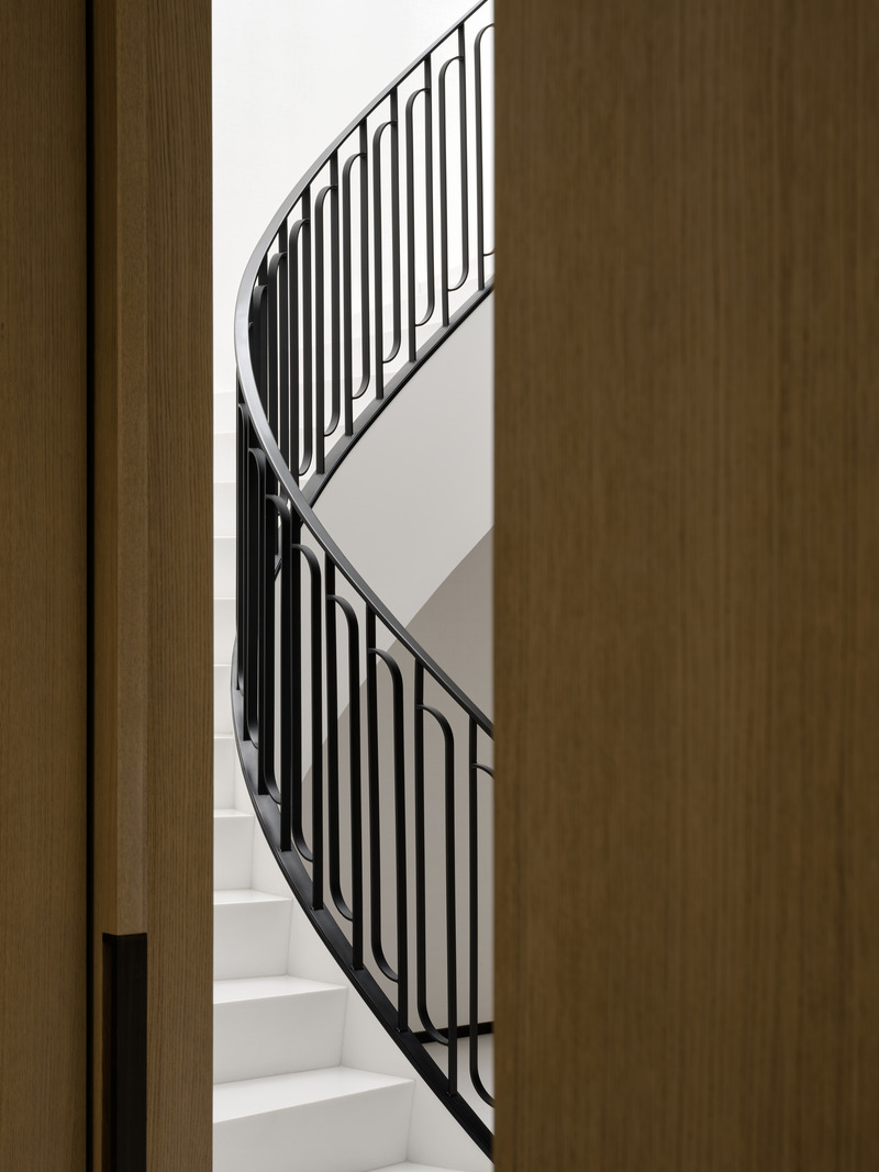 Dossier de presse | 889-07 - Communiqué de presse | Résidence Forest Hill - BURDIFILEK - Design d’intérieur résidentiel -   Détails de la porte à glissière et de la balustrade.  - Crédit photo : Doublespace