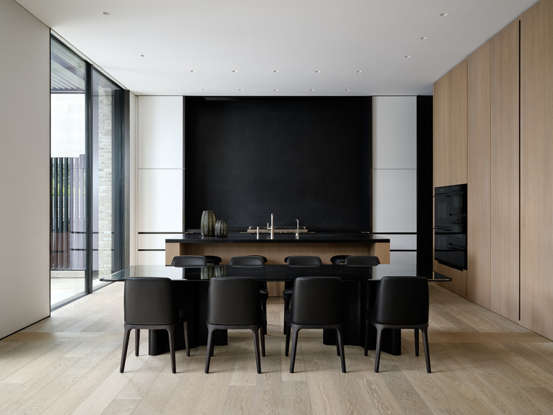 Dossier de presse | 889-07 - Communiqué de presse | Résidence Forest Hill - BURDIFILEK - Design d’intérieur résidentiel -  La cuisine et la salle à manger, avec leur palette de couleurs monochromes, donnent une impression de chaleur et de sérénité. - Crédit photo : Doublespace