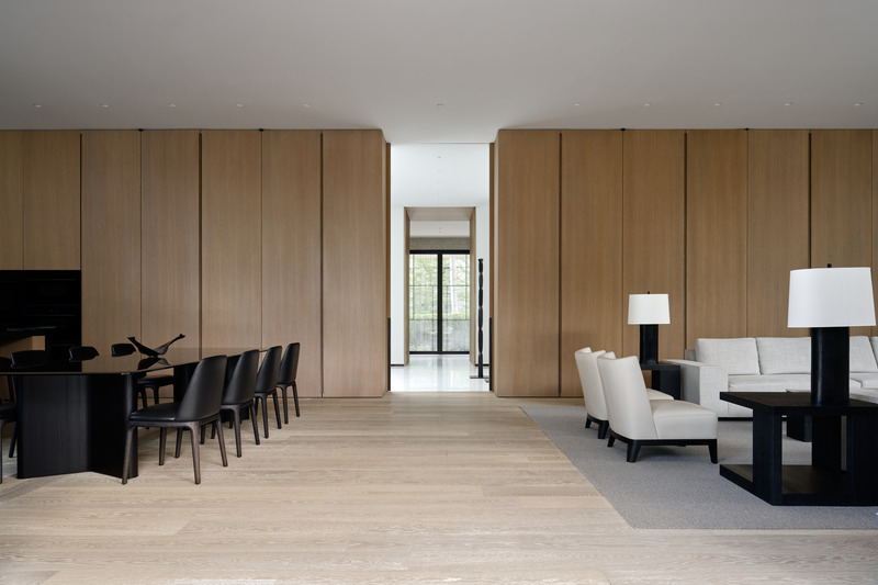 Dossier de presse | 889-07 - Communiqué de presse | Résidence Forest Hill - BURDIFILEK - Design d’intérieur résidentiel -  Vue d'ensemble du grand salon avec ses armoires en chêne blanc. - Crédit photo : Doublespace