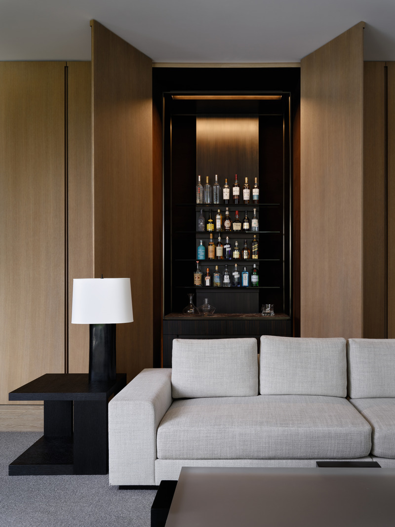 Dossier de presse | 889-07 - Communiqué de presse | Résidence Forest Hill - BURDIFILEK - Design d’intérieur résidentiel -  Détail du bar et de la table basse conçus sur mesure par BURDIFILEK.  - Crédit photo : Doublespace