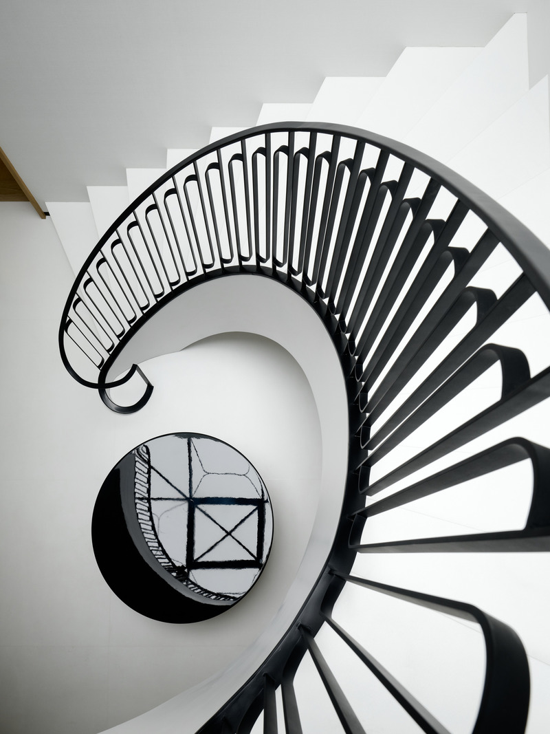 Dossier de presse | 889-07 - Communiqué de presse | Résidence Forest Hill - BURDIFILEK - Design d’intérieur résidentiel -  <p>La spirale vue du deuxième étage avec reflet du puit de lumière. </p>  - Crédit photo : Doublespace