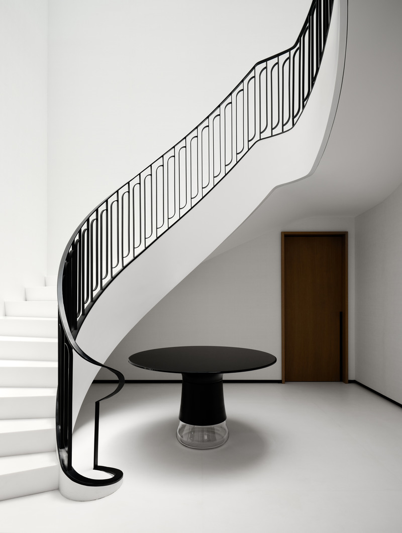 Dossier de presse | 889-07 - Communiqué de presse | Résidence Forest Hill - BURDIFILEK - Design d’intérieur résidentiel -  Autre vue du palier de l'escalier avec la porte menant au sous-sol et au garde-manger.  - Crédit photo : Doublespace