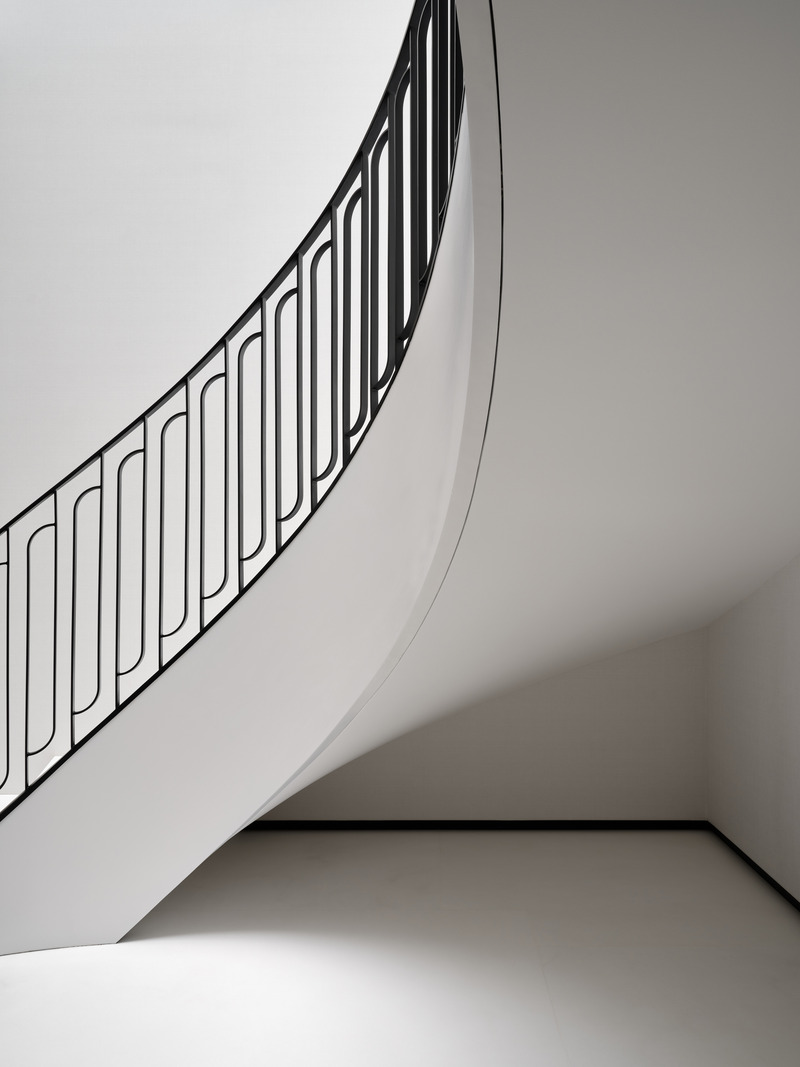 Dossier de presse | 889-07 - Communiqué de presse | Résidence Forest Hill - BURDIFILEK - Design d’intérieur résidentiel -  Détail de la balustrade et de l'escalier en colimaçon, conçus sur mesure par BURDIFILEK.  - Crédit photo : Doublespace