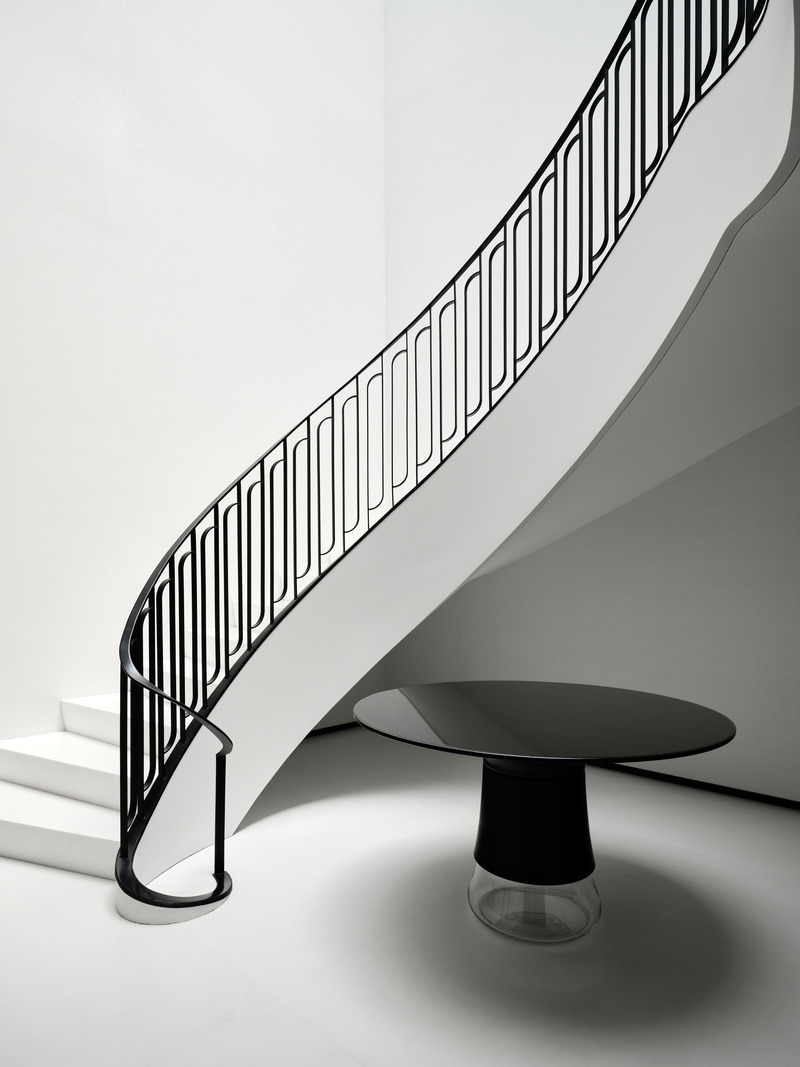 Dossier de presse | 889-07 - Communiqué de presse | Résidence Forest Hill - BURDIFILEK - Design d’intérieur résidentiel -  Escalier en colimaçon en marbre de Thassos avec balustrade conçue sur mesure par BURDIFILEK. Table ronde "Bulb" d'Eric Schmitt pour Ralph Pucci.  - Crédit photo : Doublespace