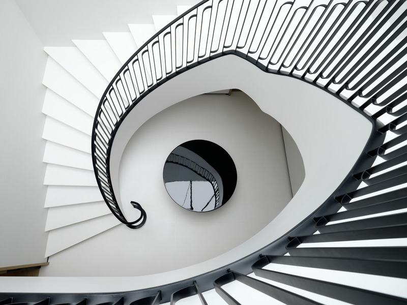 Dossier de presse | 889-07 - Communiqué de presse | Résidence Forest Hill - BURDIFILEK - Design d’intérieur résidentiel -  Vue d'ensemble du deuxième étage, et de la géométrie de l'escalier en colimaçon.   - Crédit photo : Doublespace