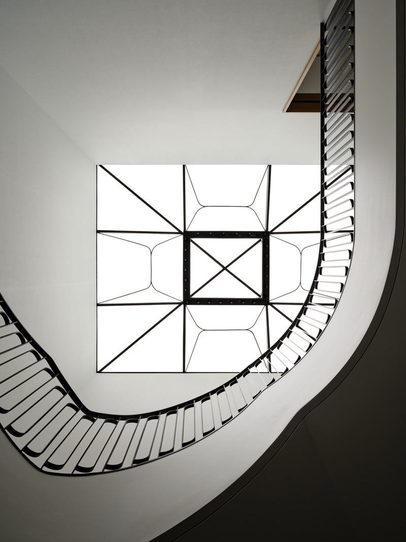 Dossier de presse | 889-07 - Communiqué de presse | Résidence Forest Hill - BURDIFILEK - Design d’intérieur résidentiel -  L'atrium de l'escalier. Puits de lumière conçu par BURDIFILEK.  - Crédit photo : Doublespace