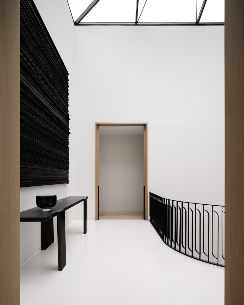 Dossier de presse | 889-07 - Communiqué de presse | Résidence Forest Hill - BURDIFILEK - Design d’intérieur résidentiel -  Palier du deuxième étage. Console en marbre fait sur mesure par BURDIFILEK. Oeuvre d'art de Dennis Lin.  - Crédit photo : Doublespace