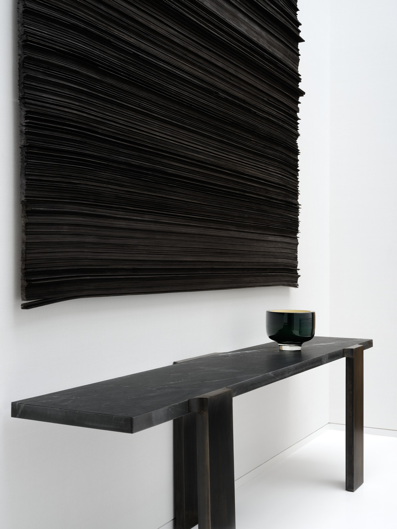 Dossier de presse | 889-07 - Communiqué de presse | Résidence Forest Hill - BURDIFILEK - Design d’intérieur résidentiel -  Détail. Console en marbre fait sur mesure par BURDIFILEK. Oeuvre d'art de Dennis Lin.  - Crédit photo : Doublespace