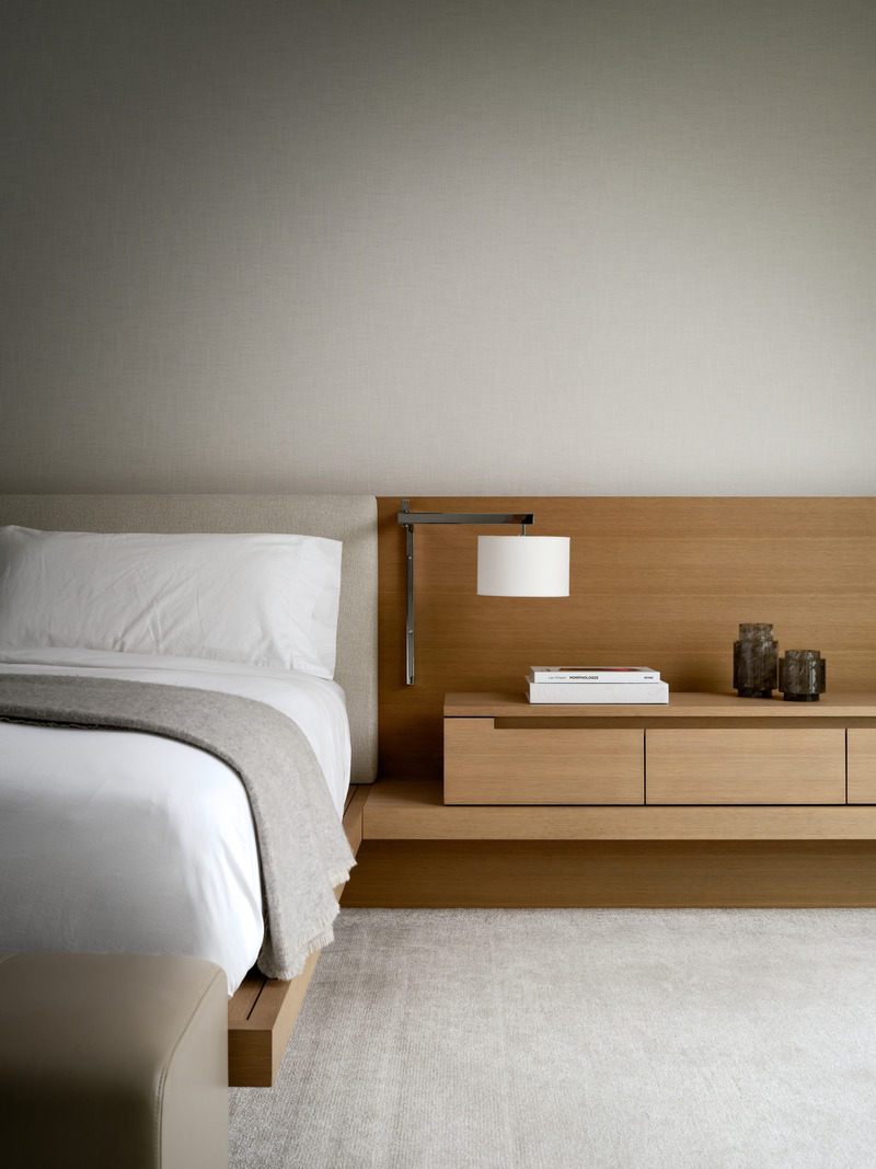 Dossier de presse | 889-07 - Communiqué de presse | Résidence Forest Hill - BURDIFILEK - Design d’intérieur résidentiel -  Chambre à coucher principale. Table d'appoint personnalisée par BURDIFILEK.  - Crédit photo : Doublespace