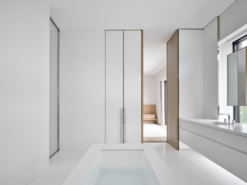 Dossier de presse | 889-07 - Communiqué de presse | Résidence Forest Hill - BURDIFILEK - Design d’intérieur résidentiel -  Salle de bain attenante dans la chambre principale.  - Crédit photo : Doublespace