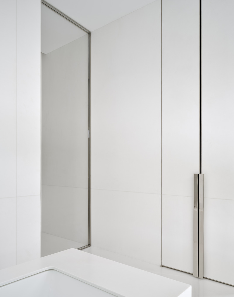 Dossier de presse | 889-07 - Communiqué de presse | Résidence Forest Hill - BURDIFILEK - Design d’intérieur résidentiel -  <p>Détail de la salle de bains attenante.</p>  - Crédit photo : Doublespace