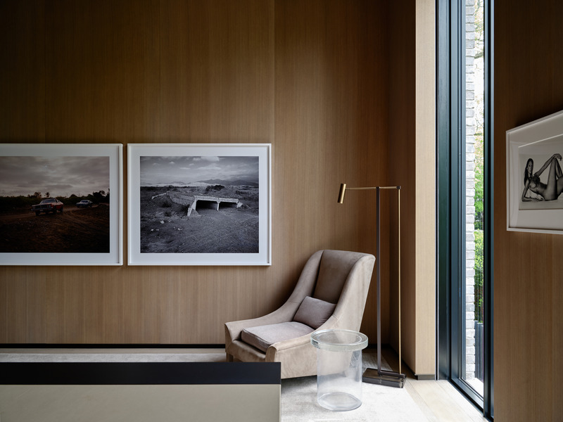 Dossier de presse | 889-07 - Communiqué de presse | Résidence Forest Hill - BURDIFILEK - Design d’intérieur résidentiel -  Bibliothèque. Photographies d'Andres Marroquin sur le mur du fond, photographie d'Irving Penn sur le mur de droite.  - Crédit photo : Doublespace