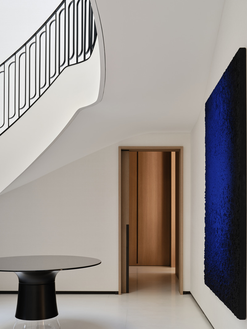 Dossier de presse | 889-07 - Communiqué de presse | Résidence Forest Hill - BURDIFILEK - Design d’intérieur résidentiel -  Détail de la porte en chêne blanc et de la menuiserie sur mesure avec, à droite, une peinture de Samuel Dejong.   - Crédit photo : Doublespace