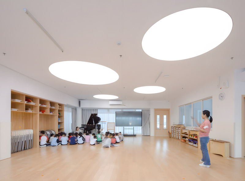 Dossier de presse | 5204-02 - Communiqué de presse | Kindergarten of Museum Forest - Yunchao Xu / Atelier Apeiron - Architecture institutionnelle - <trans oldtip="multifunctional_classroom" newtip="关于multifunctional_classroom" style="">multifunctional classroom</trans> - Crédit photo : Yunchao Xu/Atelier Apeiron