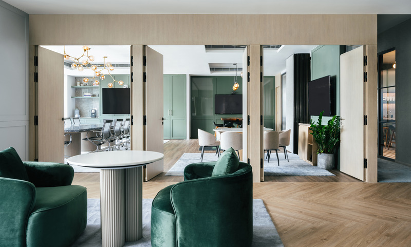 Dossier de presse | 3150-01 - Communiqué de presse | Lim + Lu Designs Rosewood Hotel's Home-Like Headquarter Office - Lim + Lu - Design d’intérieur commercial - Portals between living room and meeting room open up to create a seamless flow into each other and can be transformed into one larger space for hosting events and town hall meetings.  - Crédit photo : Common Studio