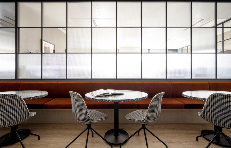 Dossier de presse | 3150-01 - Communiqué de presse | Lim + Lu Designs Rosewood Hotel's Home-Like Headquarter Office - Lim + Lu - Design d’intérieur commercial - Tea station- a communal breakout space - Crédit photo : Common Studio