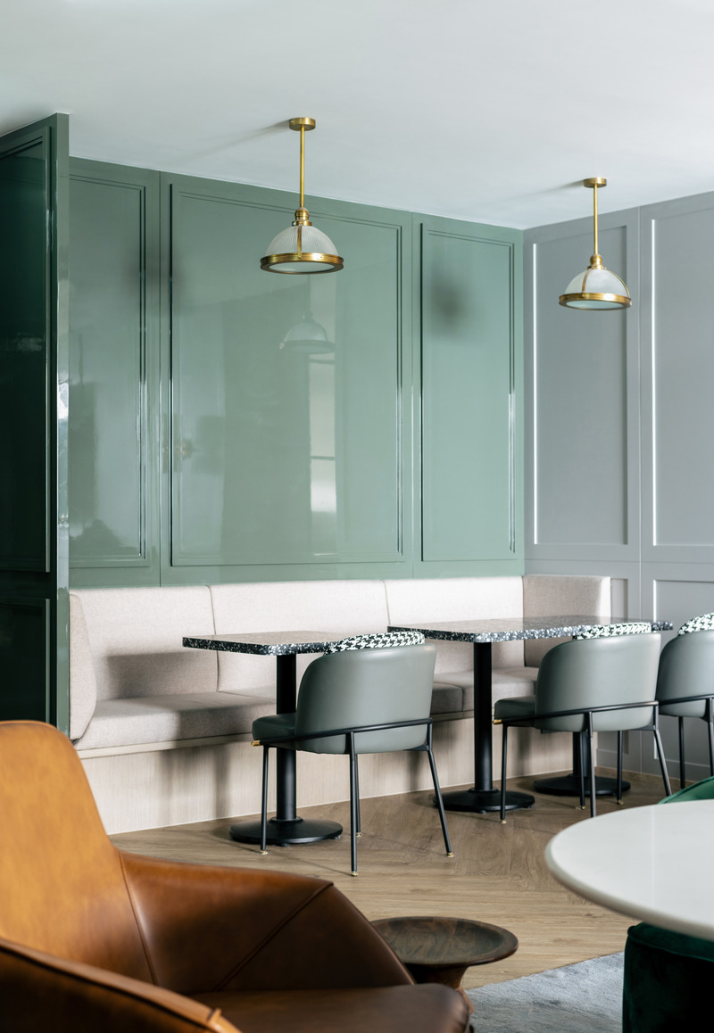 Dossier de presse | 3150-01 - Communiqué de presse | Lim + Lu Designs Rosewood Hotel's Home-Like Headquarter Office - Lim + Lu - Design d’intérieur commercial - Lounge spaces within the living room create a relaxed working environment - Crédit photo : Common Studio
