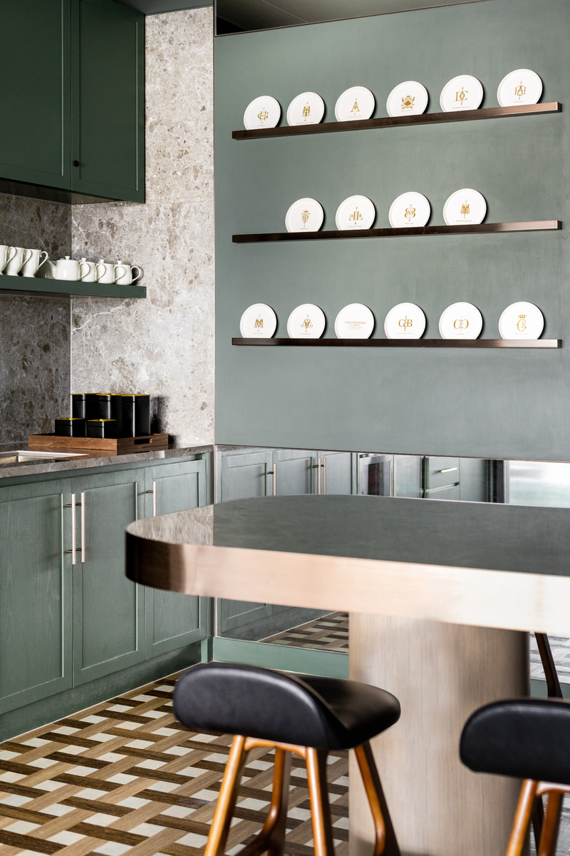 Dossier de presse | 3150-01 - Communiqué de presse | Lim + Lu Designs Rosewood Hotel's Home-Like Headquarter Office - Lim + Lu - Design d’intérieur commercial - The kitchen is adorned with patterned flooring, green cabinets and a grey stone countertop and wall. - Crédit photo : Common Studio