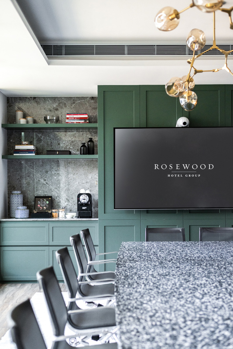 Dossier de presse | 3150-01 - Communiqué de presse | Lim + Lu Designs Rosewood Hotel's Home-Like Headquarter Office - Lim + Lu - Design d’intérieur commercial - Meeting room (tv with logo) - Crédit photo : Common Studio