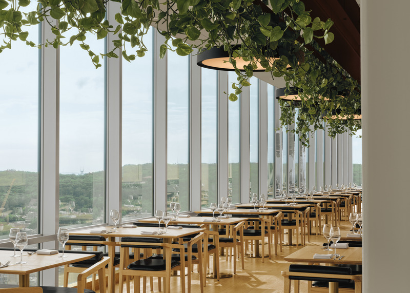 Press kit | 1303-19 - Press release | Modernist Elegance Meets Panoramic Views at Montreal’s New Culinary Destination - Sid Lee Architecture - Commercial Interior Design - 46th - Photo credit: Alex Lesage