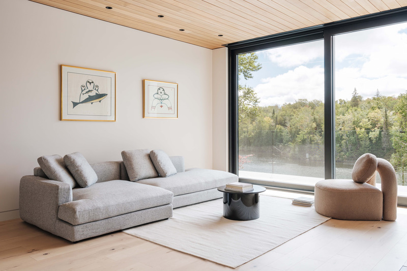 Dossier de presse | 2038-09 - Communiqué de presse | edb en résidence : La Percée - élément de base - Design d’intérieur résidentiel -  Sectionnel Dive 120 + fauteuil Tube  - Crédit photo : Ulysse Lemerise