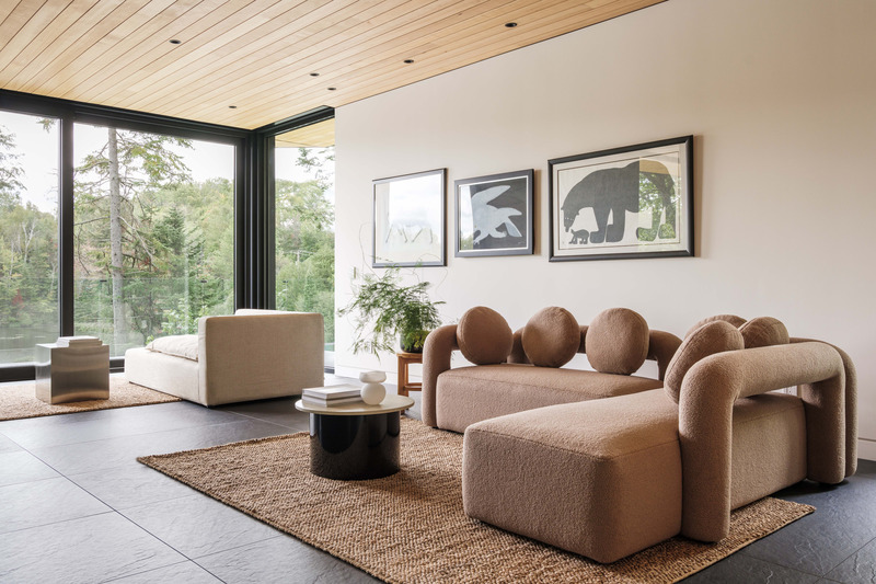 Dossier de presse | 2038-09 - Communiqué de presse | edb en résidence : La Percée - élément de base - Design d’intérieur résidentiel -  Sectionnel Tube + table Tronc Béton  - Crédit photo : Ulysse Lemerise
