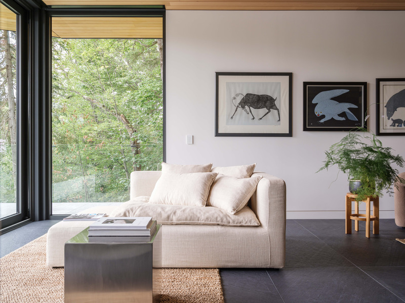 Dossier de presse | 2038-09 - Communiqué de presse | edb en résidence : La Percée - élément de base - Design d’intérieur résidentiel - Sofa Canyon + Cube Inox - Crédit photo : Ulysse Lemerise