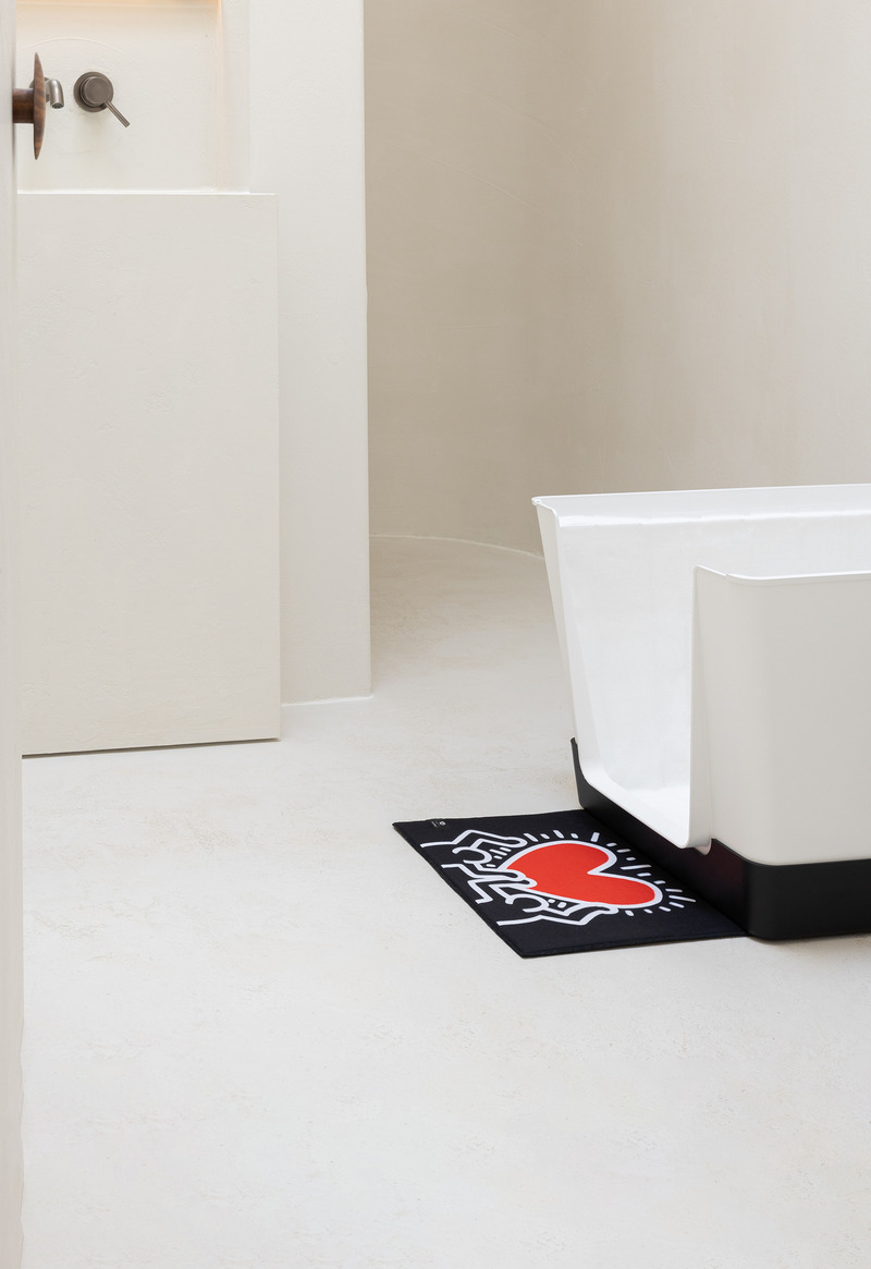Press kit | 3904-03 - Press release | Doggy Bathroom Introduces Keith Haring Collection - Doggy Bathroom - Product - Doggy Bathroom x Keith Haring Black - Photo credit: Mélanie Bussière