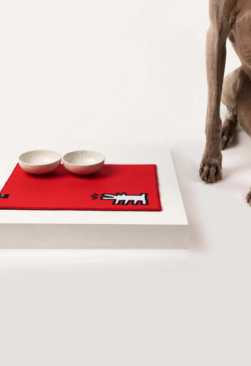 Press kit | 3904-03 - Press release | Doggy Bathroom Introduces Keith Haring Collection - Doggy Bathroom - Product - Doggy Bathroom x Keith Haring Red Barking Dog Mat - Photo credit: Mélanie Bussière