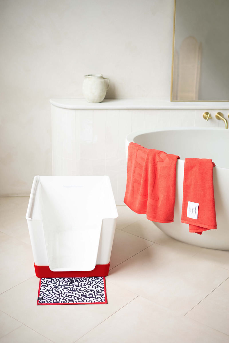 Press kit | 3904-03 - Press release | Doggy Bathroom Introduces Keith Haring Collection - Doggy Bathroom - Product - Doggy Bathroom x Keith Haring Red - Photo credit: Momo Yang