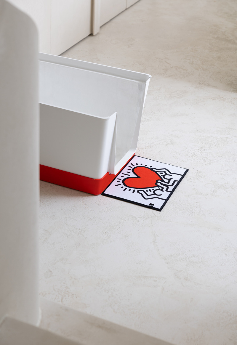 Press kit | 3904-03 - Press release | Doggy Bathroom Introduces Keith Haring Collection - Doggy Bathroom - Product - Doggy Bathroom x Keith Haring Red - Photo credit: Mélanie Bussière